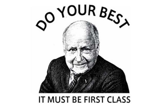 アメリカンフットボールをプレーしているポール・ラッシュ博士