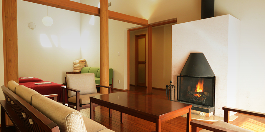 暖炉のあるリビングでくつろぎのひと時を